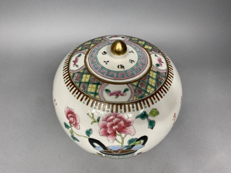 Chine - Pot à gingembre en porcelaine émaillée à décor de vases fleuris, callig…