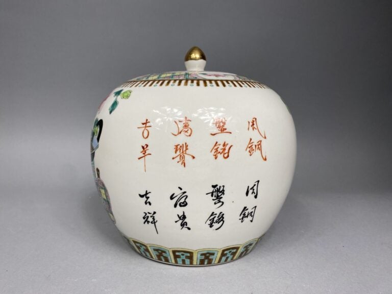 Chine - Pot à gingembre en porcelaine émaillée à décor de vases fleuris, callig…