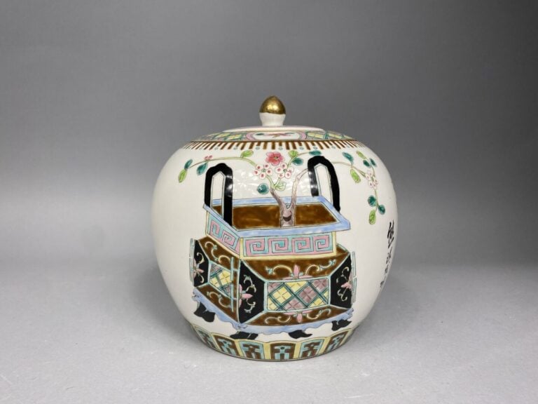 Chine - Pot à gingembre en porcelaine émaillée à décor de vases fleuris, callig…