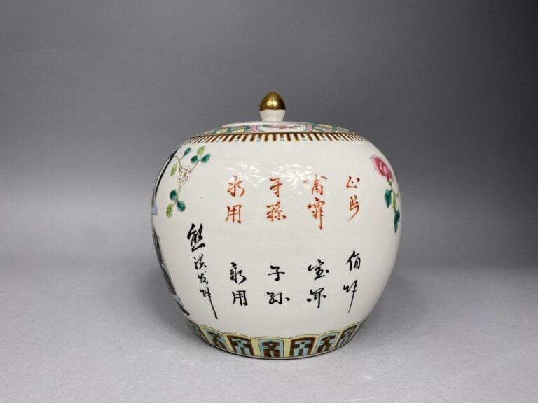 Chine - Pot à gingembre en porcelaine émaillée à décor de vases fleuris, callig…