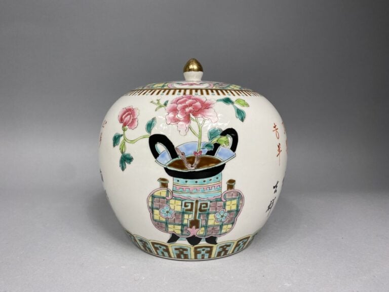 Chine - Pot à gingembre en porcelaine émaillée à décor de vases fleuris, callig…