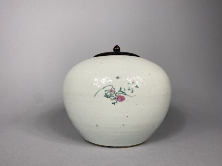Chine - Pot à gingembre en porcelaine émaillée dans le style de la famille rose…