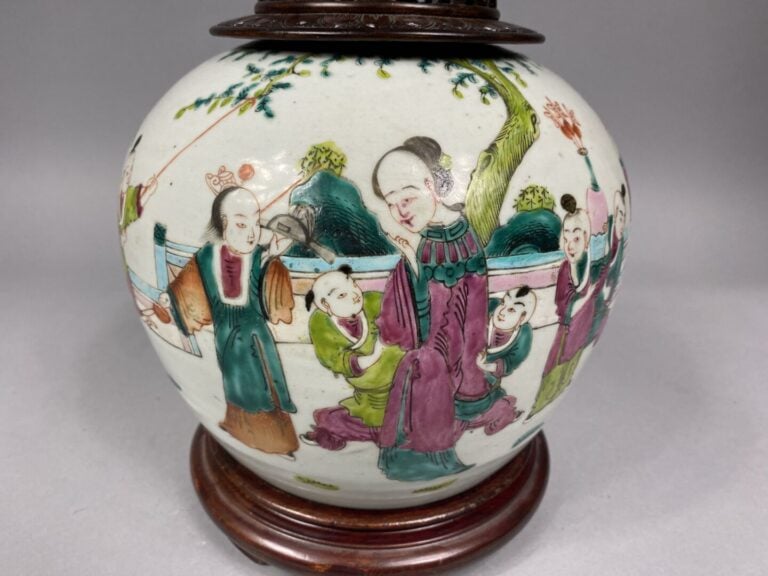 Chine - Pot à gingembre en porcelaine émaillée polychrome à décor d'enfants et…