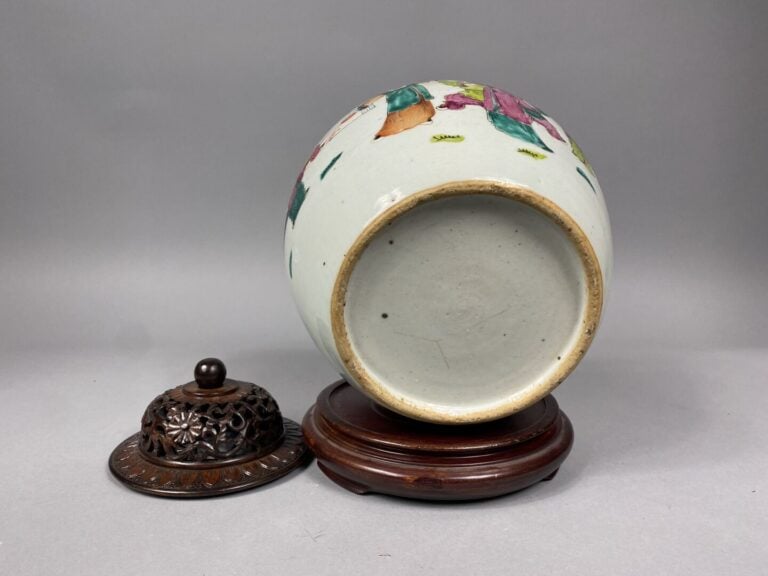 Chine - Pot à gingembre en porcelaine émaillée polychrome à décor d'enfants et…