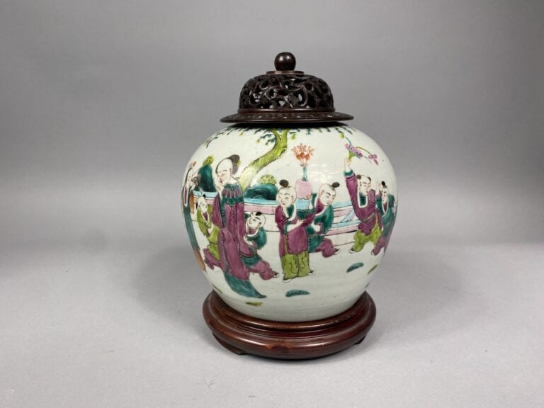 Chine - Pot à gingembre en porcelaine émaillée polychrome à décor d'enfants et…