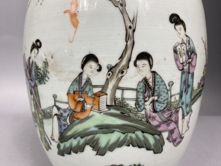 Chine - Pot à gingembre en porcelaine émaillée polychrome représentant des jeun…