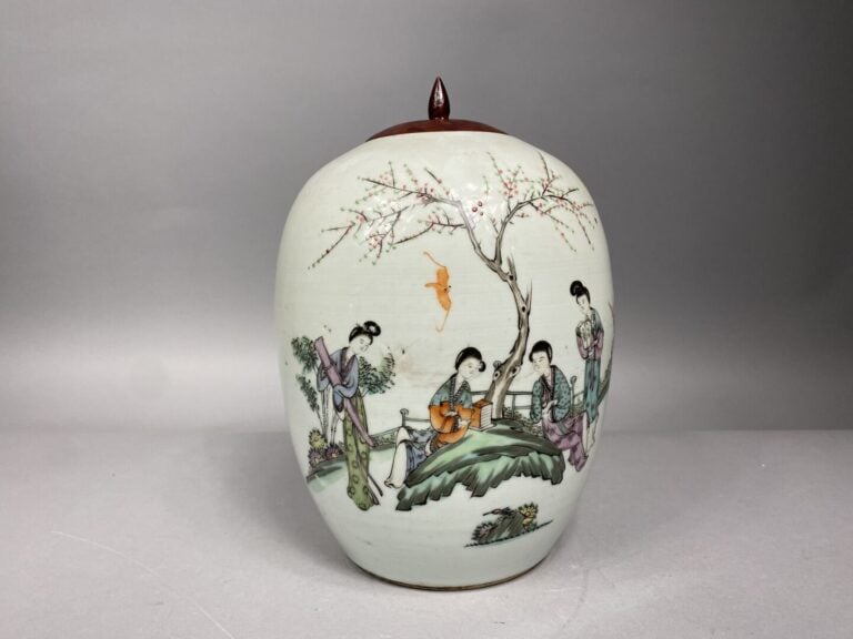Chine - Pot à gingembre en porcelaine émaillée polychrome représentant des jeun…