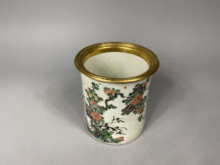 Chine - Pot à pinceau en porcelaine émaillée dans le goût de la famille verte o…
