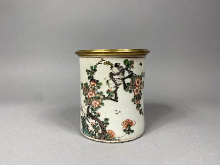 Chine - Pot à pinceau en porcelaine émaillée dans le goût de la famille verte o…