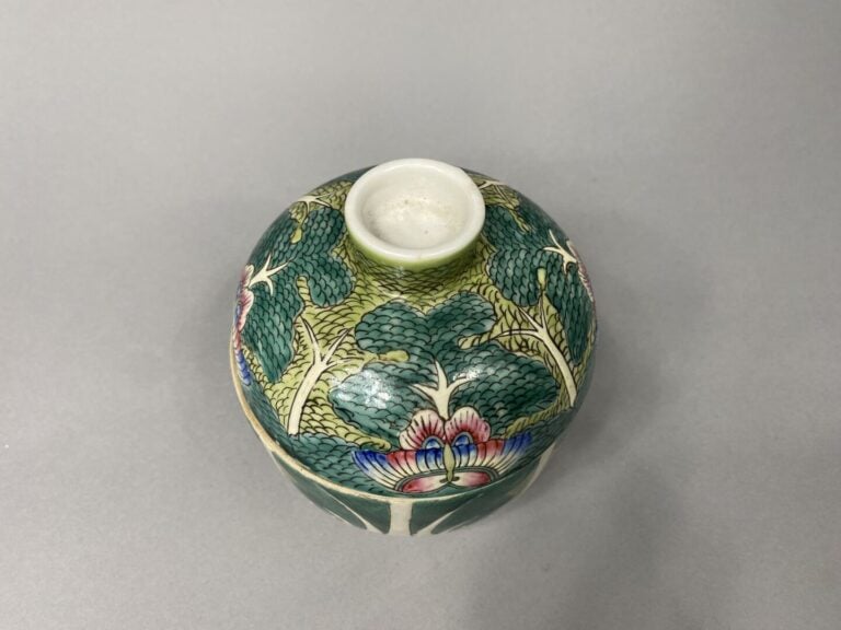 Chine - Pot couvert en céramique émaillée à décor de feuilles de choux dit "shu…
