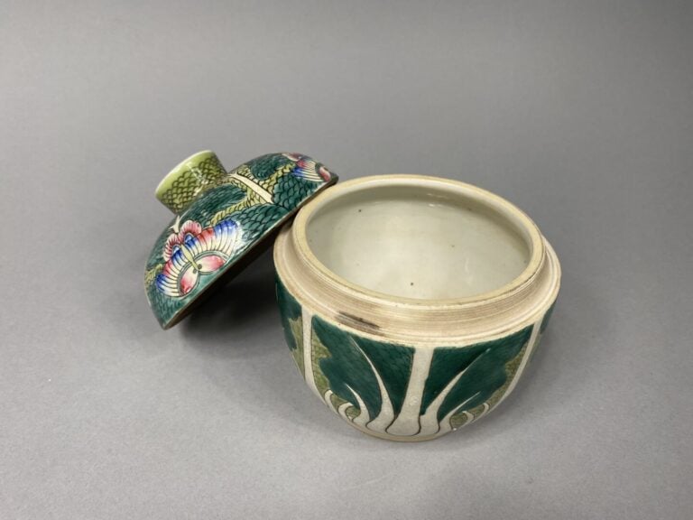 Chine - Pot couvert en céramique émaillée à décor de feuilles de choux dit "shu…