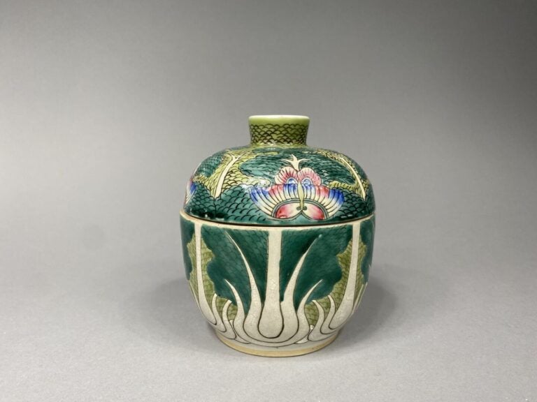 Chine - Pot couvert en céramique émaillée à décor de feuilles de choux dit "shu…