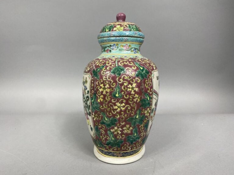 Chine - Pot couvert en porcelaine émaillée à décor de personnages en réserves p…