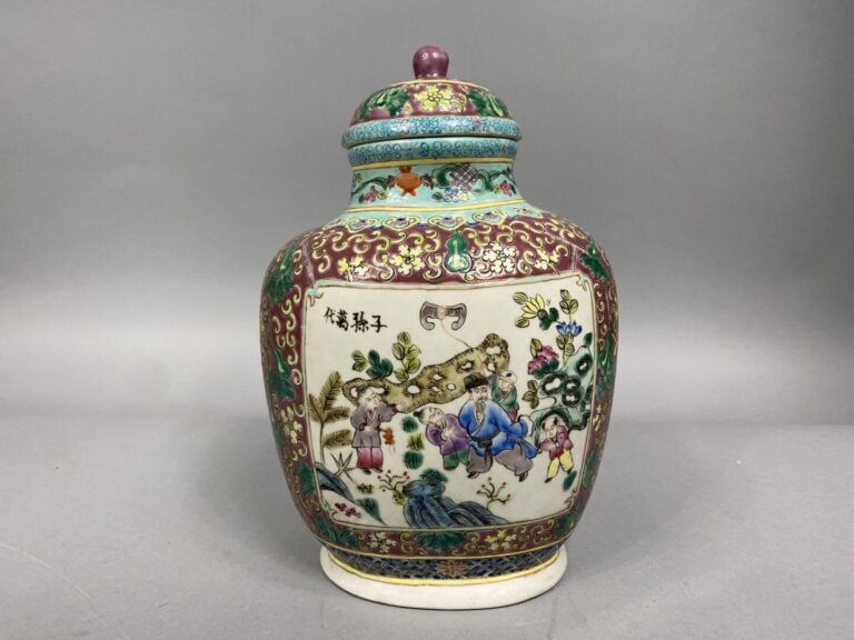 Chine - Pot couvert en porcelaine émaillée à décor de personnages en réserves p…