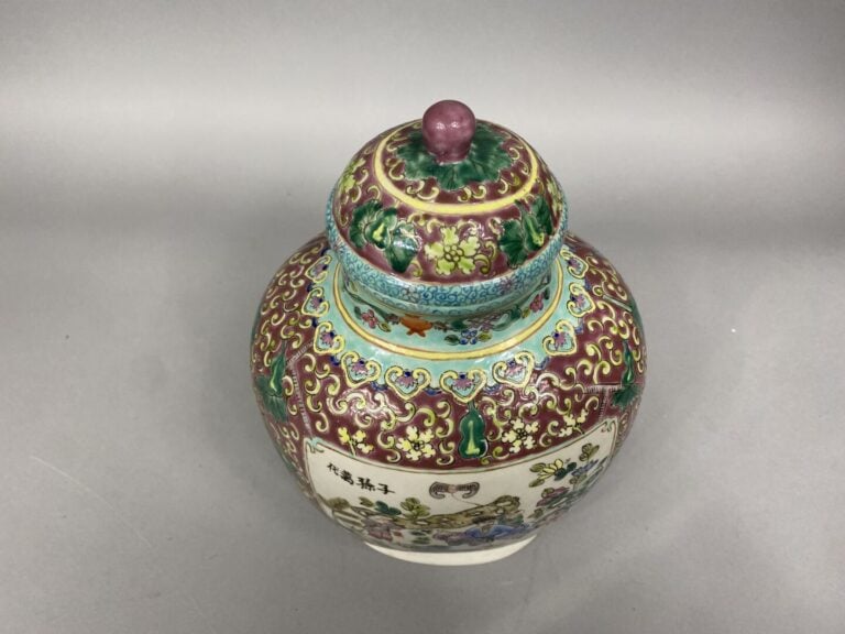 Chine - Pot couvert en porcelaine émaillée à décor de personnages en réserves p…