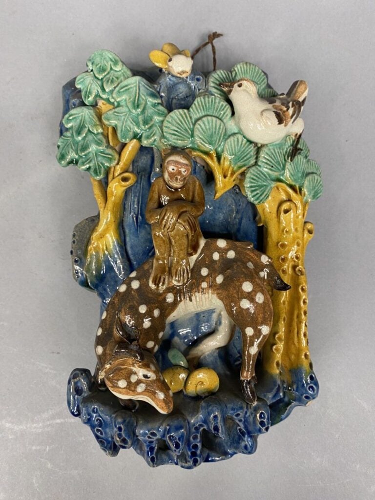 Chine, Shiwan - Paire de vases d'appliques en grès émaillé dans les tons bleu j…