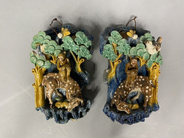 Chine, Shiwan - Paire de vases d'appliques en grès émaillé dans les tons bleu j…