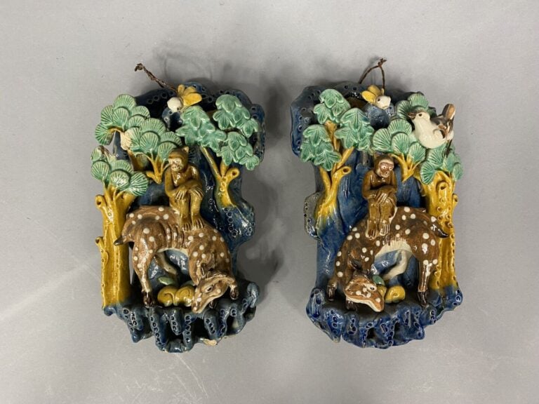Chine, Shiwan - Paire de vases d'appliques en grès émaillé dans les tons bleu j…
