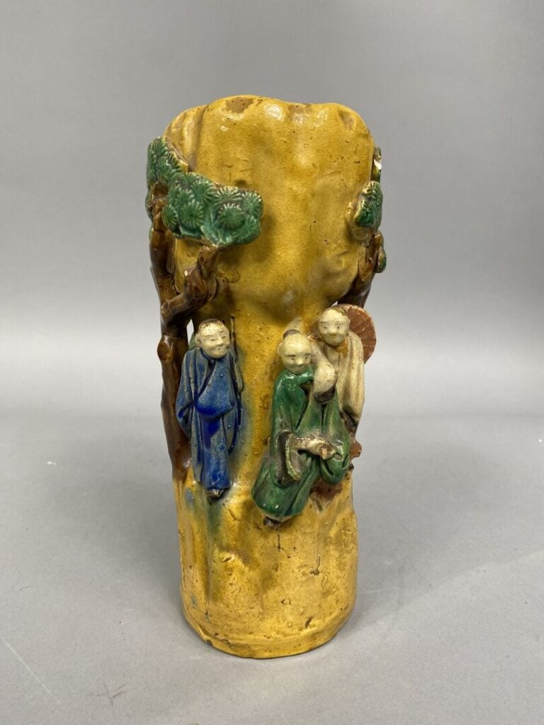 Chine, Shiwan - Vase en grès émaillé à décor en relief de cinq lettrés sous des…