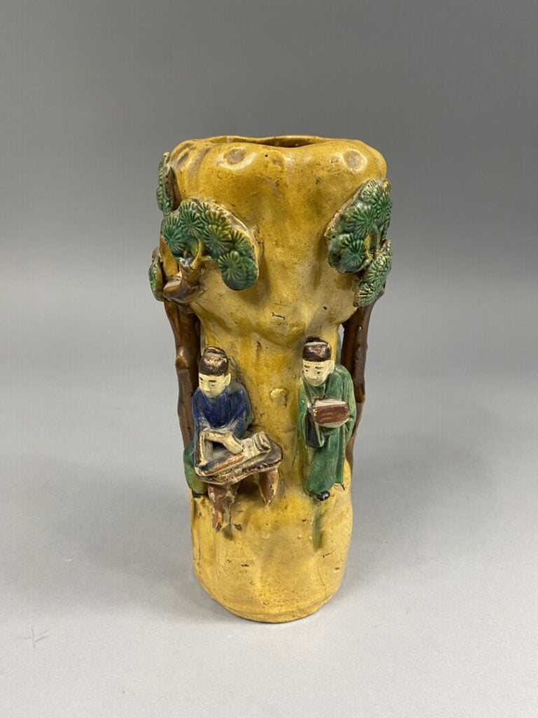 Chine, Shiwan - Vase en grès émaillé à décor en relief de cinq lettrés sous des…