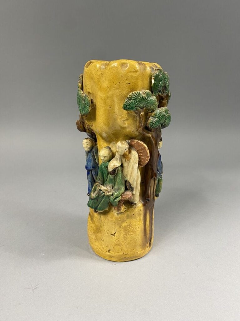 Chine, Shiwan - Vase en grès émaillé à décor en relief de cinq lettrés sous des…