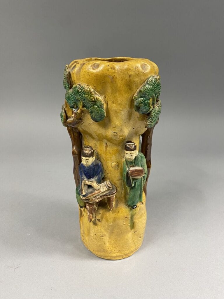 Chine, Shiwan - Vase en grès émaillé à décor en relief de cinq lettrés sous des…
