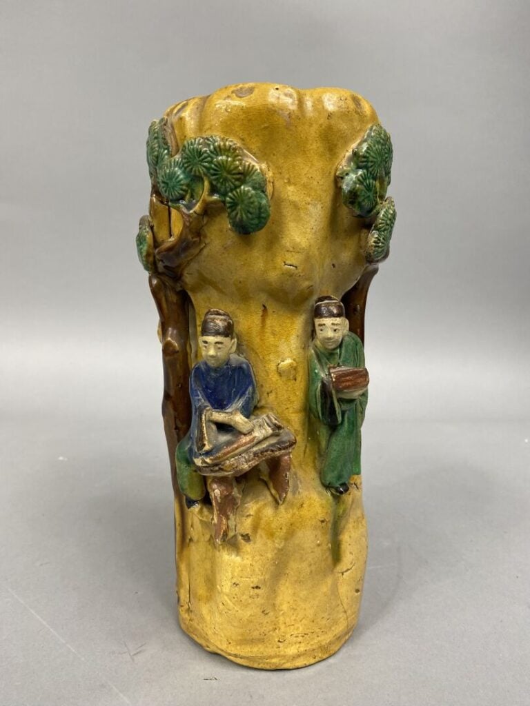 Chine, Shiwan - Vase en grès émaillé à décor en relief de cinq lettrés sous des…