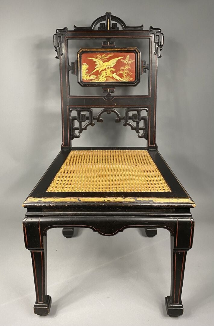 ** Chine - Suite de deux chaises en bois noirci sculpté de motifs géométriques…