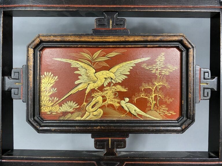 ** Chine - Suite de deux chaises en bois noirci sculpté de motifs géométriques…