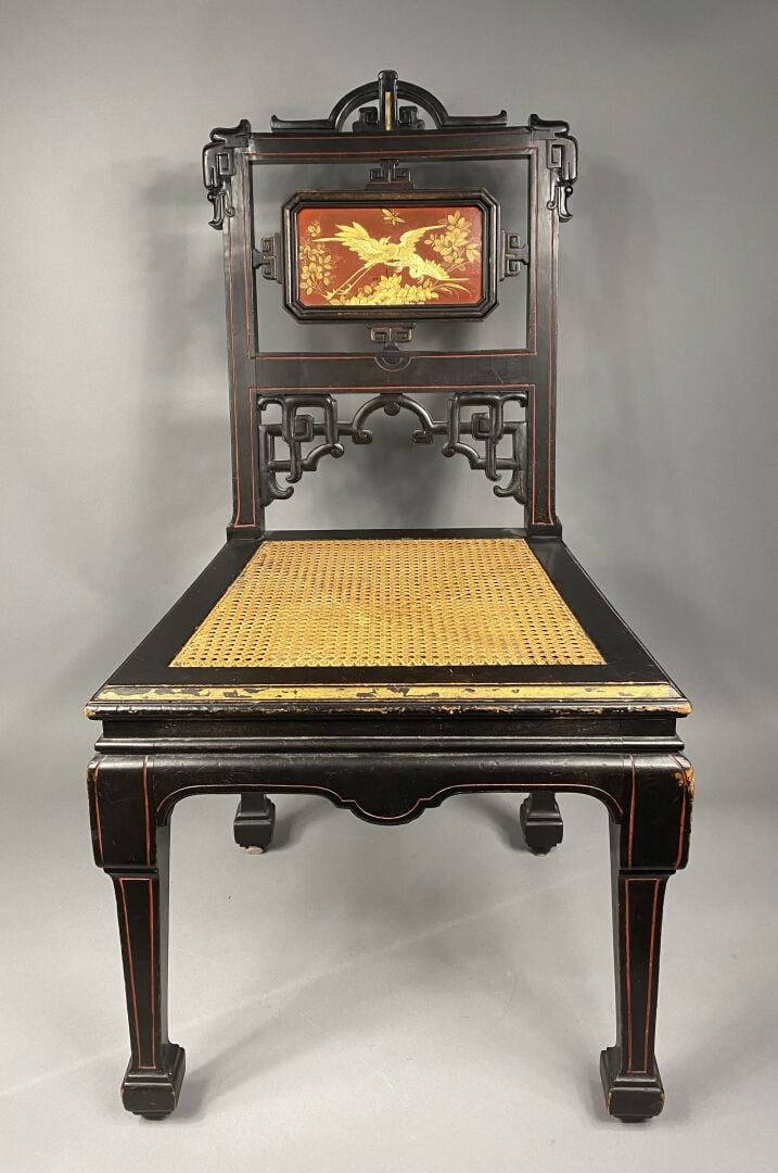 ** Chine - Suite de deux chaises en bois noirci sculpté de motifs géométriques…