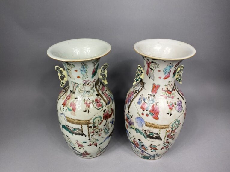 Chine - Suite de deux vases balustres en porcelaine émaillée dans le style de l…