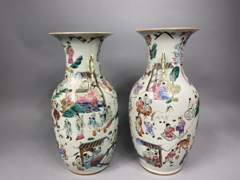 Chine - Suite de deux vases balustres en porcelaine émaillée dans le style de l…