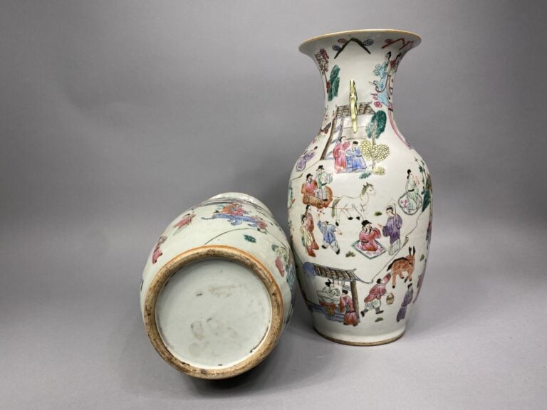 Chine - Suite de deux vases balustres en porcelaine émaillée dans le style de l…