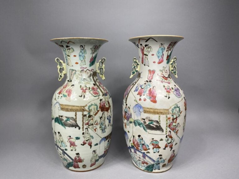 Chine - Suite de deux vases balustres en porcelaine émaillée dans le style de l…