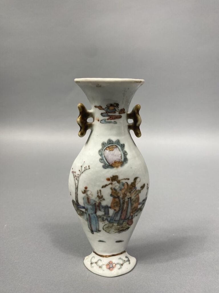 Chine - Suite de deux vases muraux en céramique émaillée dans le style de la fa…