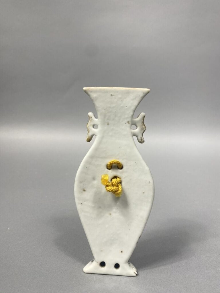 Chine - Suite de deux vases muraux en céramique émaillée dans le style de la fa…