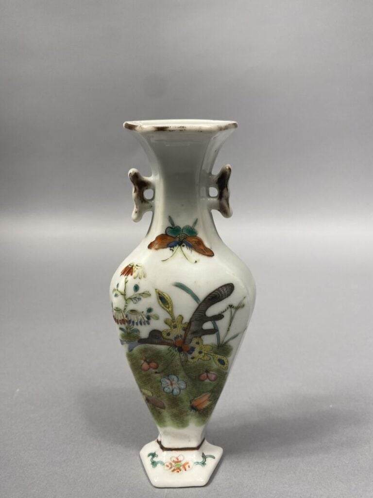 Chine - Suite de deux vases muraux en céramique émaillée dans le style de la fa…