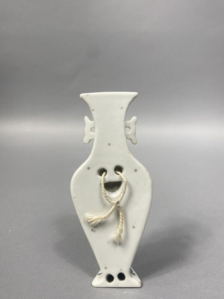 Chine - Suite de deux vases muraux en céramique émaillée dans le style de la fa…