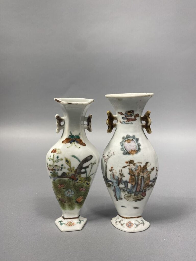 Chine - Suite de deux vases muraux en céramique émaillée dans le style de la fa…