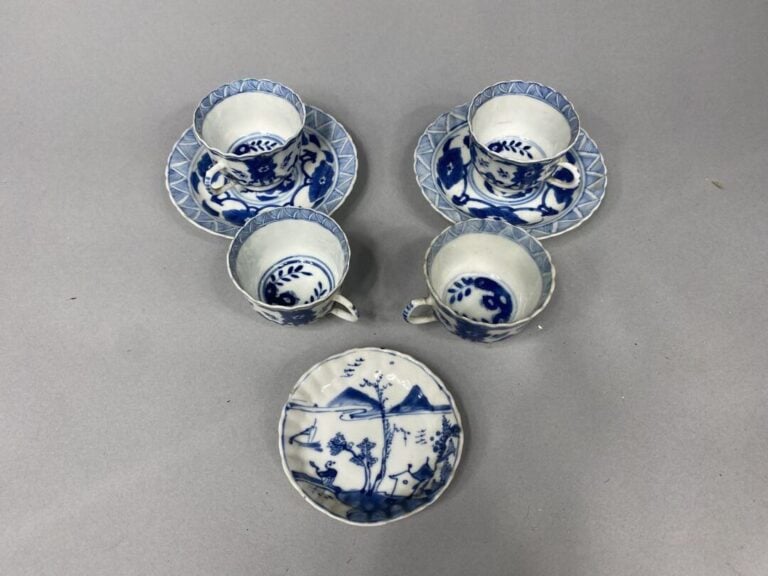 Chine - Suite de quatre sorbets et deux sous-tasses en porcelaine à décor bleu…