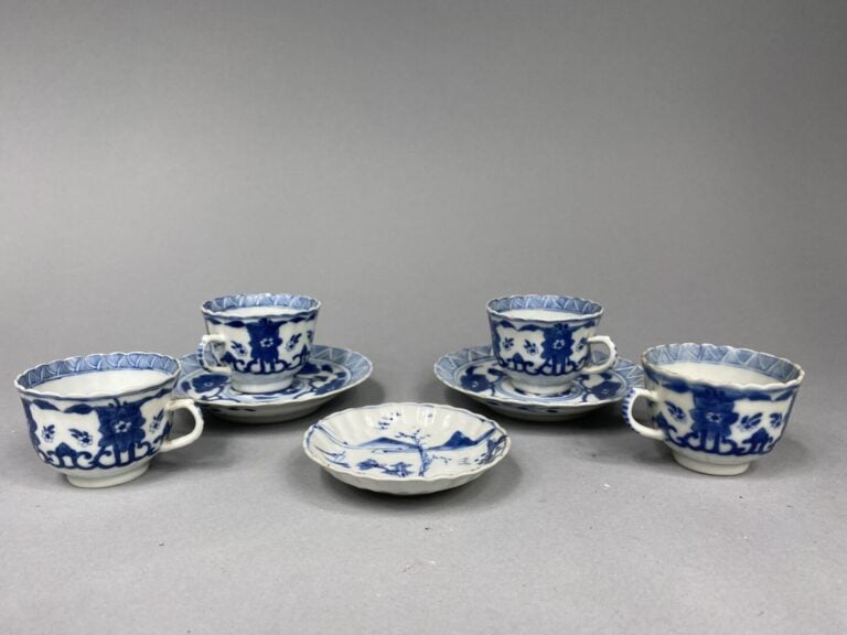 Chine - Suite de quatre sorbets et deux sous-tasses en porcelaine à décor bleu…