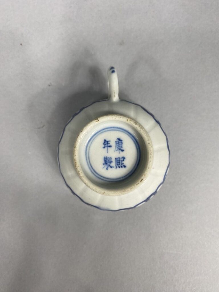 Chine - Suite de quatre sorbets et deux sous-tasses en porcelaine à décor bleu…