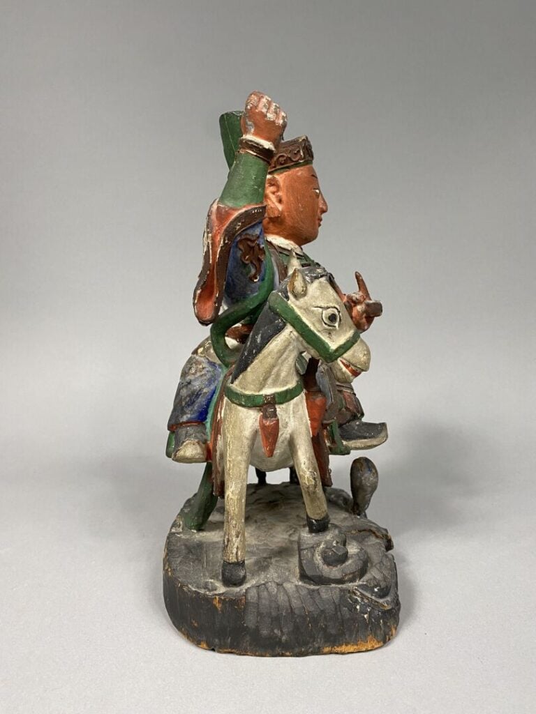 Chine - Sujet en bois en polychrome sculpté représentant un homme à cheval - H…