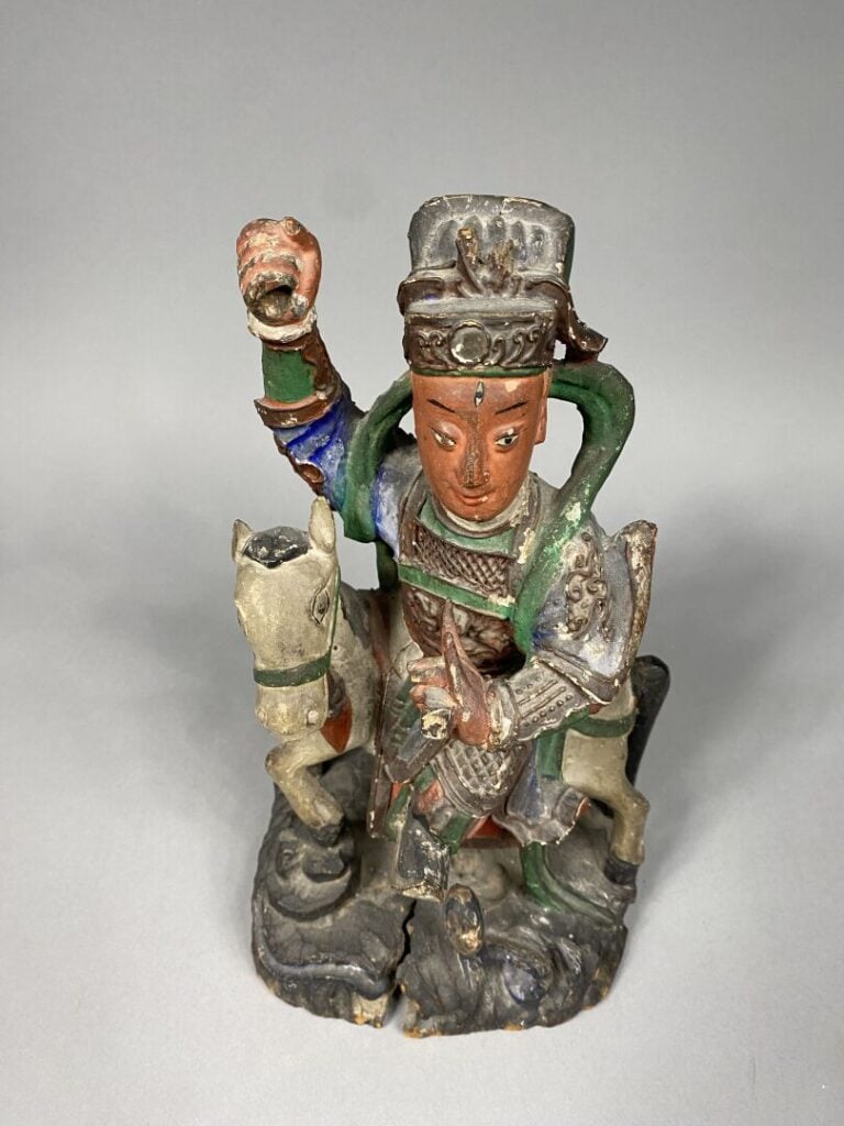 Chine - Sujet en bois en polychrome sculpté représentant un homme à cheval - H…