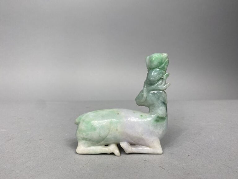 Chine - Sujet en jade nuancé infusé de vert formant un cerf couché et petites é…