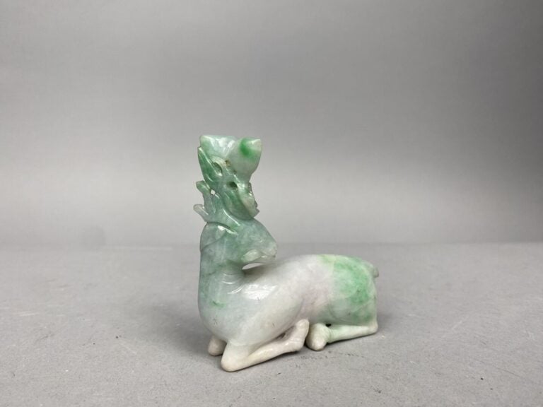 Chine - Sujet en jade nuancé infusé de vert formant un cerf couché et petites é…