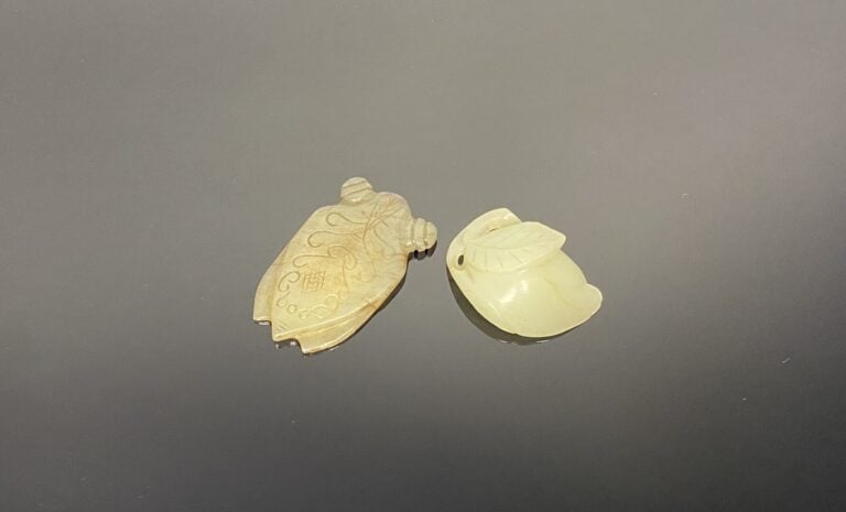 Chine - Sujet en jade sculpté représentant une pêche de longévité et feuille -…