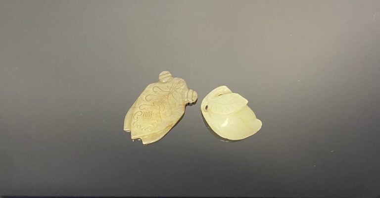 Chine - Sujet en jade sculpté représentant une pêche de longévité et feuille -…