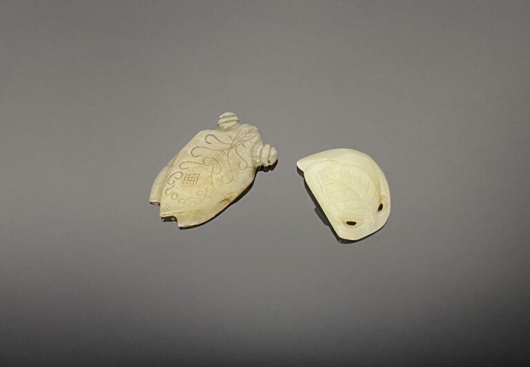Chine - Sujet en jade sculpté représentant une pêche de longévité et feuille -…
