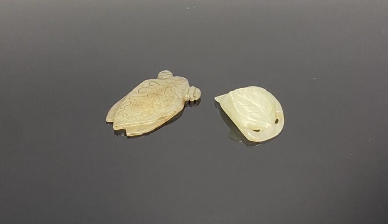 Chine - Sujet en jade sculpté représentant une pêche de longévité et feuille -…
